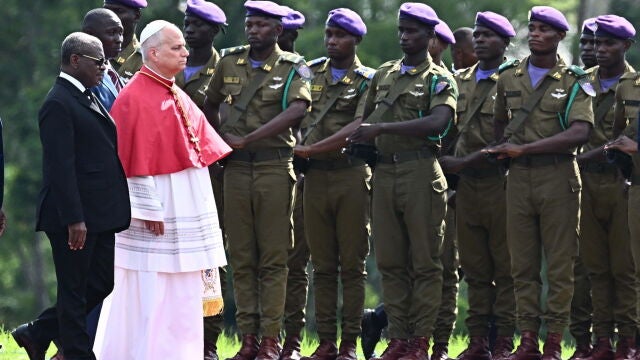 FOTODELD&Iacute;A Yaund&eacute; (Camer&uacute;n), 15/04/2026.- El Papa Le&oacute;n XIV es recibido por las autoridades a su llegada al Aeropuerto Internacional de Yaund&eacute;-Nsimalen, en Yaund&eacute;, Camer&uacute;n, este mi&eacute;rcoles. El pont&iacute;fice se encuentra en la segunda etapa de una gira apost&oacute;lica de 11 d&iacute;as por &Aacute;frica.-EFE/ Luca Zennaro 