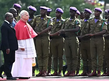 El Papa León XIV visita Camerún FOTODELDÍA Yaundé (Camerún), 15/04/2026.- El Papa León XIV es recibido por las autoridades a su llegada al Aeropuerto Internacional de Yaundé-Nsimalen, en Yaundé, Camerún, este miércoles. El pontífice se encuentra en la segunda etapa de una gira apostólica de 11 días por África.-EFE/ Luca Zennaro