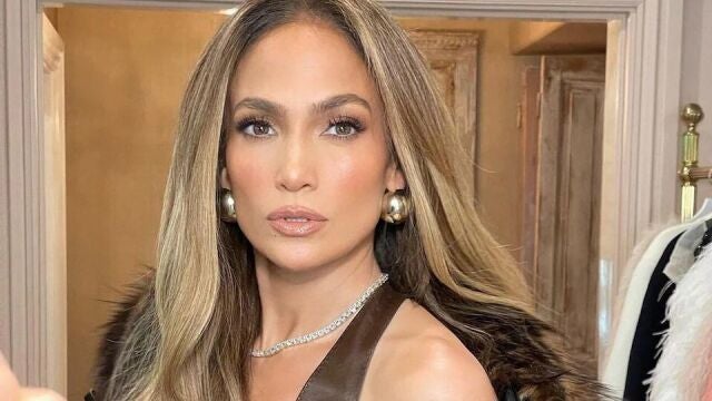 Jennifer Lopez con maquillaje en tonos neutros y acabado luminoso