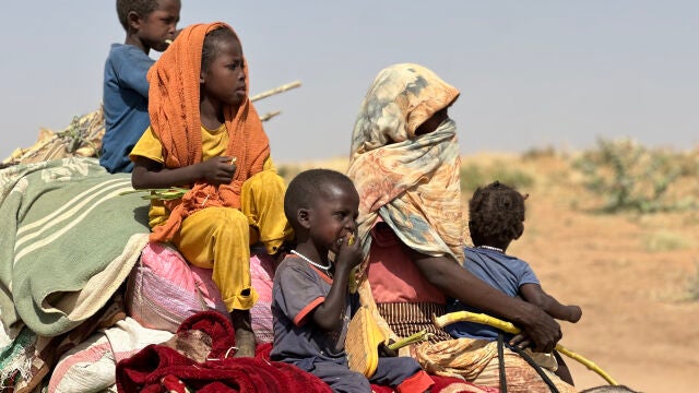 DARFUR, 15/04/2026.- La Agencia de la ONU para los Refugiados, ACNUR, alert&oacute; este mi&eacute;rcoles con motivo del tercer aniversario del inicio del conflicto en Sud&aacute;n sobre el grave deterioro de la situaci&oacute;n en el pa&iacute;s, donde la poblaci&oacute;n civil se enfrenta a niveles extremos de violencia, una inseguridad alimentaria severa y un acceso cada vez m&aacute;s limitado a servicios b&aacute;sicos. La agencia record&oacute; tambi&eacute;n la magnitud del desplazamiento de refugiados sudaneses, la mayor&iacute;a de los cuales est&aacute;n acogidos ...