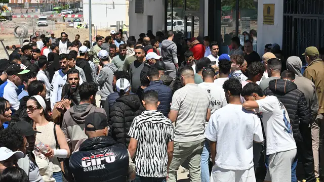 Centenares de ciudadanos marroquíes hacen cola frente al Consulado de Marruecos en Almería Centenares de ciudadanos marroquíes hacen cola frente al Consulado de Marruecos en Almería