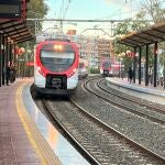 Un tren de Cercan&iacute;as procedente de Fuengirola llegando a Torremolinos