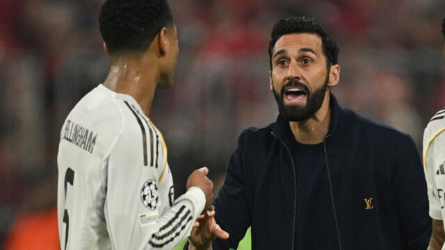 Real Madrid's head coach Alvaro Arbeloa talks with Jude Bellingham during the Champions League quarterfinal second leg soccer match between Bayern Munich and Real Madrid in Munich, Germany, Wednesday, April 15, 2026. (AP Photo/Lennart Preiss)