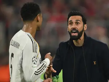 Germany Champions League Soccer Real Madrid's head coach Alvaro Arbeloa talks with Jude Bellingham during the Champions League quarterfinal second leg soccer match between Bayern Munich and Real Madrid in Munich, Germany, Wednesday, April 15, 2026. (AP Photo/Lennart Preiss)