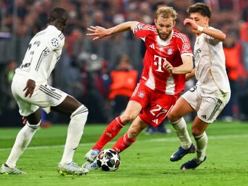 Laimer intenta escapar de Mendy y G&uuml;ler