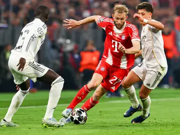 Laimer intenta escapar de Mendy y Güler Laimer intenta escapar de Mendy y Güler