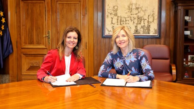 La decana-presidenta del Colegio de Registradores, Rosario Jim&eacute;nez Rubio y la directora general de la F&aacute;brica Nacional de Moneda y Timbre - Real Casa de la Moneda (FNMT-RCM) Isabel Valldecabres Ortiz