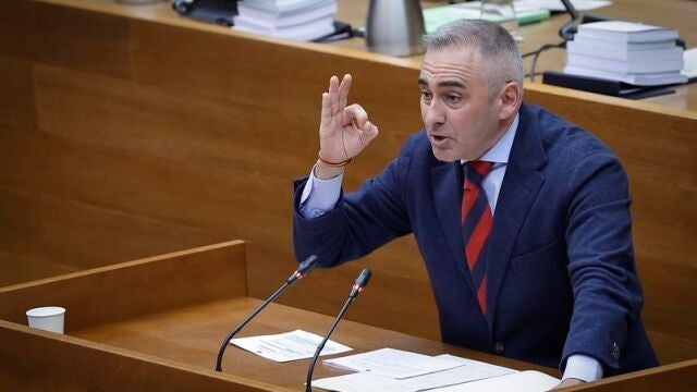 El conseller Barrachina en Les Corts Valencianes