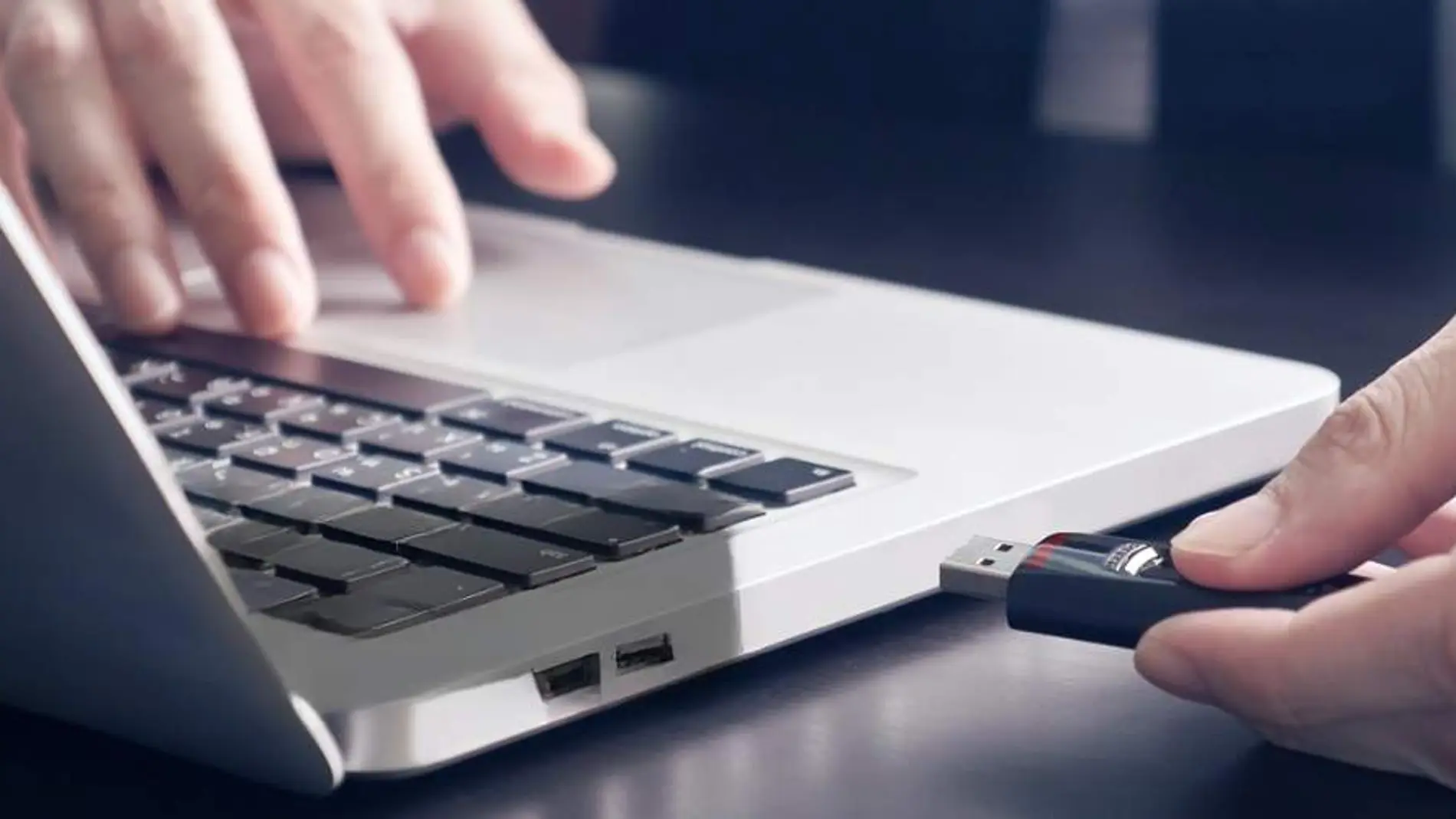 La memoria USB de SanDisk que deja atrás al pendrive lento de siempre y además protege lo importante con contraseña