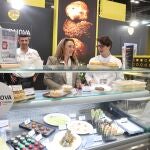 La consejera de Agricultura, Ganader&iacute;a y Desarrollo Rural en funciones, Mar&iacute;a Gonz&aacute;lez Corral, visita el expositor de Tierra de Sabor en el Sal&oacute;n Gourmets
