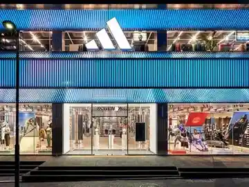 Si ya te has decidido a ponerte en forma de verdad, Adidas baja los básicos que más fácil encajan en una rutina normal Adidas