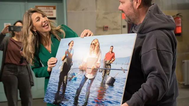 La vicepresidenta segunda del Gobierno y ministra de Trabajo y Economía Social, Yolanda Díaz, junto al fotógrafo Iñaki Abella, quien le regaló el cuadro que sostienen. La vicepresidenta segunda del Gobierno y ministra de Trabajo y Economía Social, Yolanda Díaz, junto al fotógrafo Iñaki Abella, quien le regaló el cuadro que sostienen, durante la clausura del II Congreso nacional de relevo generacional del trabajo autónomo, a 15 de abril de 2026, en Vilagarcía de Arousa, Galicia (España). El congreso está organizado por la Unión de Profesionales y Trabajadores Autónomos de España (UPTA)15 ABRIL 2026Adrián Irago / Europa Press15/04/2026