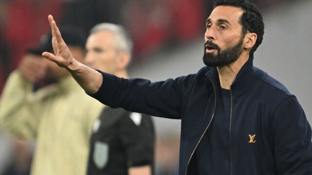 Real Madrid's head coach Alvaro Arbeloa gestures during the Champions League quarterfinal second leg soccer match between Bayern Munich and Real Madrid in Munich, Germany, Wednesday, April 15, 2026. (AP Photo/Lennart Preiss)