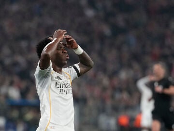 Real Madrid's Vinicius Junior reacts after missing a scoring chance during the Champions League quarterfinal second leg soccer match between Bayern Munich and Real Madrid in Munich, Germany, Wednesday, April 15, 2026. (AP Photo/Matthias Schrader)