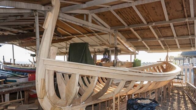 Construcci&oacute;n de una j&aacute;bega en una playa de la costa de la provincia de M&aacute;laga