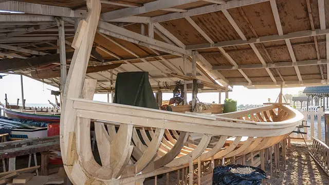 Construcción de una jábega en una playa de la costa de la provincia de Málaga Construcción de una jábega en una playa de la costa de la provincia de Málaga