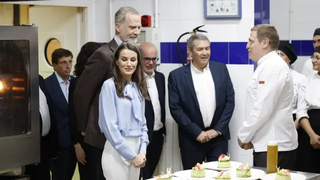 Los Reyes Felipe y Letizia en su visita a la Escuela de Hostelería del Sur de Vallecas Los Reyes Felipe y Letizia en su visita a la Escuela de Hostelería del Sur de Vallecas