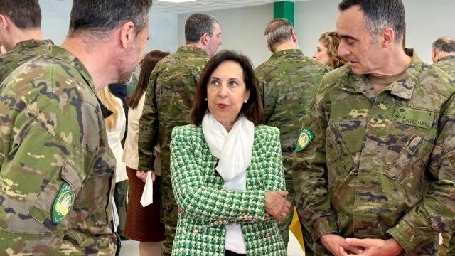 La ministra de Defensa, Margarita Robles, durante su visita este mi&eacute;rcoles al contingente espa&ntilde;ol en el Cuartel General Supremo de la OTAN. REMITIDA / HANDOUT por Ministerio de Defensa Fotograf&iacute;a remitida a medios de comunicaci&oacute;n exclusivamente para ilustrar la noticia a la que hace referencia la imagen, y citando la procedencia de la imagen en la firma 15/04/2026