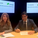 El director territorial Noroeste de Unicaja, Manuel Rubio, y la directora general adjunta y responsable de Negocio de Iberaval, Sandra Mart&iacute;nez, firman el acuerdo
