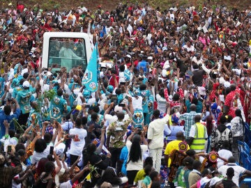 Le&oacute;n XIV a su llegada al aeropuerto de Bamenda para celebrar la misa