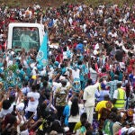Le&oacute;n XIV a su llegada  al aeropuerto de Bamenda para celebrar la misa