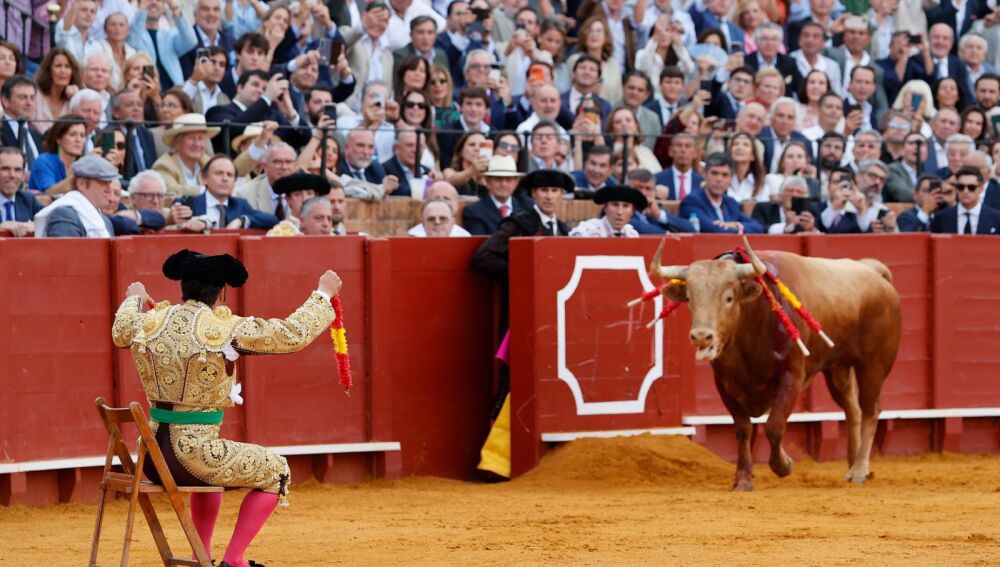 Morante con las banderillas desde la silla
