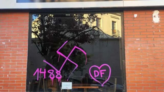 Pablo Iglesias denuncia un nuevo ataque con simbolog&iacute;a nazi contra la taberna Garibaldi