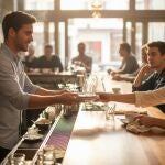 &iquest;Alguna vez has ayudado a un camarero a recoger la mesa? Esto dice la psicolog&iacute;a de tu gesto