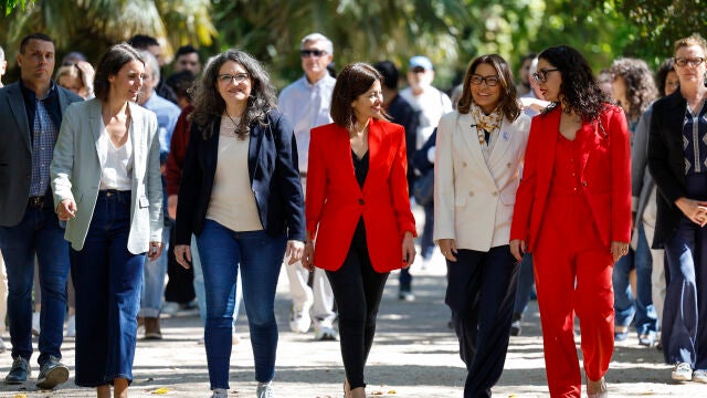  La ministra Sira Rego (c), la exvicepresidenta del Gobierno valenciano y aspirante de Comprom&iacute;s a la alcald&iacute;a de Val&egrave;ncia M&oacute;nica Oltra (2&ordf; i), la eurodiputada de Podemos Irene Montero (i)y la primera dama de Brasil, Rosangela da Silva (2&ordf; d)