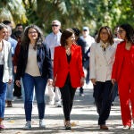  La ministra Sira Rego (c), la exvicepresidenta del Gobierno valenciano y aspirante de Comprom&iacute;s a la alcald&iacute;a de Val&egrave;ncia M&oacute;nica Oltra (2&ordf; i), la eurodiputada de Podemos Irene Montero (i)y la primera dama de Brasil, Rosangela da Silva (2&ordf; d)