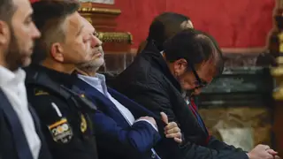 El exministro José Luis Ábalos (c) y su exasesor Koldo García (d) en el banquillo de los acusados este martes en el primer día del juicio contra ellos y el empresario Víctor de Aldama (i) en el Tribunal Supremo por el caso de las mascarillas, una presunta trama de corrupción para lucrarse con material sanitario durante la pandemia. El exministro José Luis Ábalos (c) y su exasesor Koldo García (d) en el banquillo de los acusados este martes en el primer día del juicio contra ellos y el empresario Víctor de Aldama (i) en el Tribunal Supremo por el caso de las mascarillas, una presunta trama de corrupción para lucrarse con material sanitario durante la pandemia.