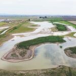 Imagen del humedal que ahora cuenta con islas para avifauna y una l&aacute;mina de agua 