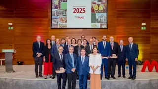 La consejera de Sostenibilidad y Medio Ambiente, Catalina García, posa junto al CEO de Grupo Mas, Jerónimo Martín, y los asistentes al acto La consejera de Sostenibilidad y Medio Ambiente, Catalina García, posa junto al CEO de Grupo Mas, Jerónimo Martín, y los asistentes al acto