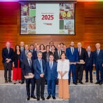 La consejera de Sostenibilidad y Medio Ambiente, Catalina Garc&iacute;a, posa junto al CEO de Grupo Mas, Jer&oacute;nimo Mart&iacute;n, y los asistentes al acto