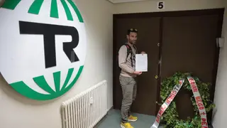 Trabajadores de Tubos Reunidos se concentran ante las oficinas de la empresa en Bilbao en demanda de la retirada del ERE BILBAO, 23/04/2026.- Un representante del comité de empresa de Tubos Reunidos, tras colocar este jueves una corona de flores en las oficinas en Bilbao en demanda de la retirada del ERE presentado. EFE/Luis Tejido