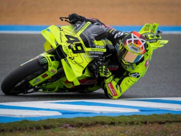 JEREZ DE LA FRONTERA (C&Aacute;DIZ), 24/04/2026.- El piloto italiano de MotoGP Fabio Di Giannantonio (Pertamina Enduro VR46 Racing Team), durante el primer d&iacute;a de entrenamientos del Gran Premio de Espa&ntilde;a de Motociclismo que se disputar&aacute; este fin de semana en el Circuito de Jerez-&Aacute;ngel Nieto, durante el primer d&iacute;a de entrenamientos del Gran Premio de Espa&ntilde;a de Motociclismo que se disputa este fin de semana en el Circuito de Jerez-&Aacute;ngel Nieto. EFE/Rom&aacute;n R&iacute;os