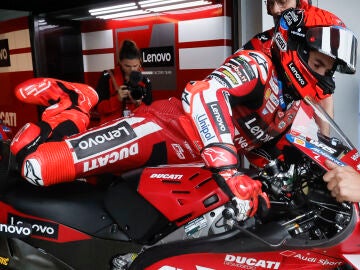 FOTODELD&Iacute;A JEREZ DE LA FRONTERA (C&Aacute;DIZ), 24/04/2026.- El piloto Marc M&aacute;rquez (i), Ducati Lenovo Team,se prepara para los primeros entrenamientos libres de MotoGP este viernes en el circuito &Aacute;ngel Nieto de Jerez de la Frontera (C&aacute;diz), donde durante este fin de semana se disputa el Gran Premio de Espa&ntilde;a de Motociclismo. EFE/ Jose Manuel Vidal