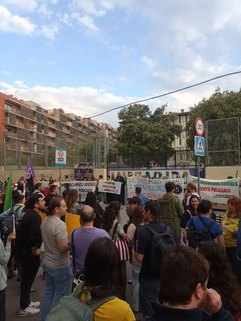 Trabajadores de institutos de L'Hospitalet (Barcelona) critican la presencia de Mossos en centros