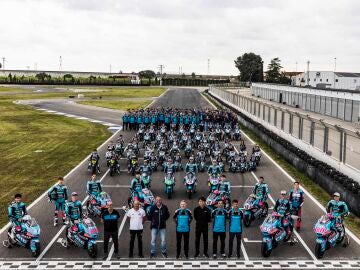 Jorge Mart&iacute;nez Aspar, con todos los pilotos de su estructura
