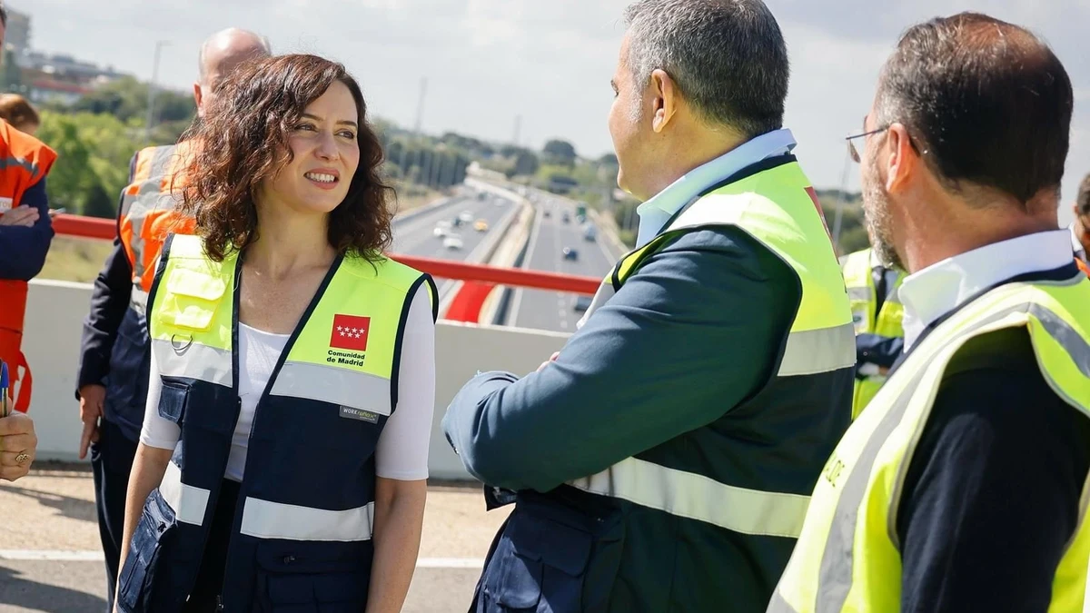 La presidenta de la Comunidad de Madrid, Isabel Díaz Ayuso, y el consejero de Vivienda, Transportes e Infraestructuras, Jorge Rodrigo, en la M-607