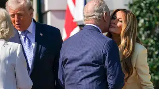 Carlos III saluda a Melania Trump Carlos III saluda a Melania Trump
