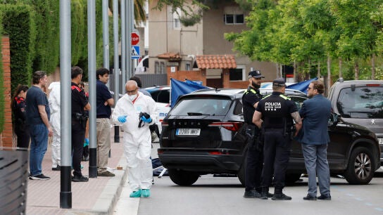 Un hombre mata a una mujer en una calle de Esplugues de Llobregat ...