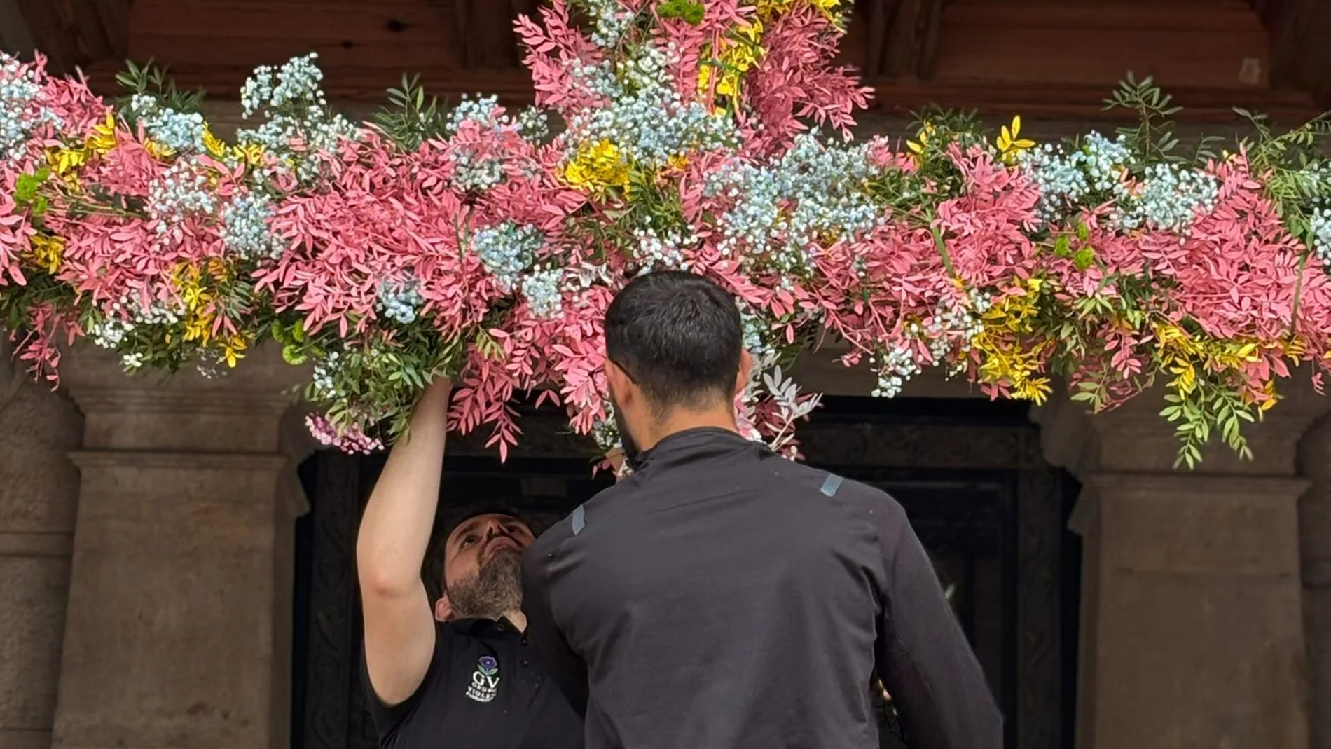 La Cruz de Mayo más antigua de la plaza del Ayuntamiento rinde homenaje a las madres con flores valencianas