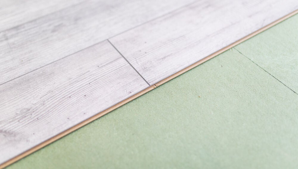 Adi&oacute;s a los azulejos en la cocina: la tendencia minimalista para renovar el suelo en un d&iacute;a y sin necesidad de obra