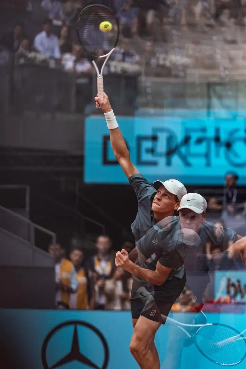 Sinner ejecuta un saque en la final del Mutua Madrid Open