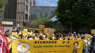 La huelga de las escuelas infantiles de la región ha sido secundada por ...