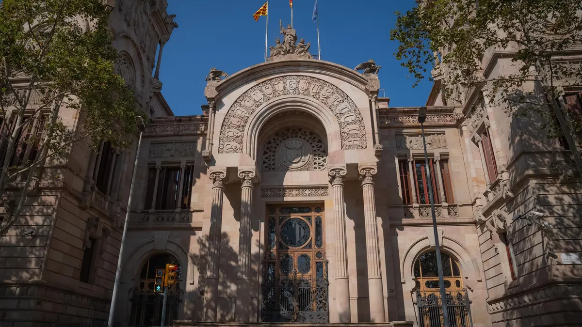 La Audiencia de Barcelona fundamenta su decisión en los artículos 422-1 y 422-2 del Código Civil de Cataluña, los cuales permiten anular los testamentos otorgados mediante engaño, violencia o intimidación grave