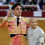 Rosa y oro contra el olvido: el sentido homenaje de Gonzalo Caballero a María Caamaño en Las Ventas