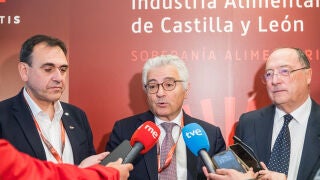 El primer Premio Vitartis, José María Bonmatí; el primer presidente de Vitartis, Carlos Moro; y el actual presidente de Vitartis, Santiago Miguel, atienden a los medios de comunicación