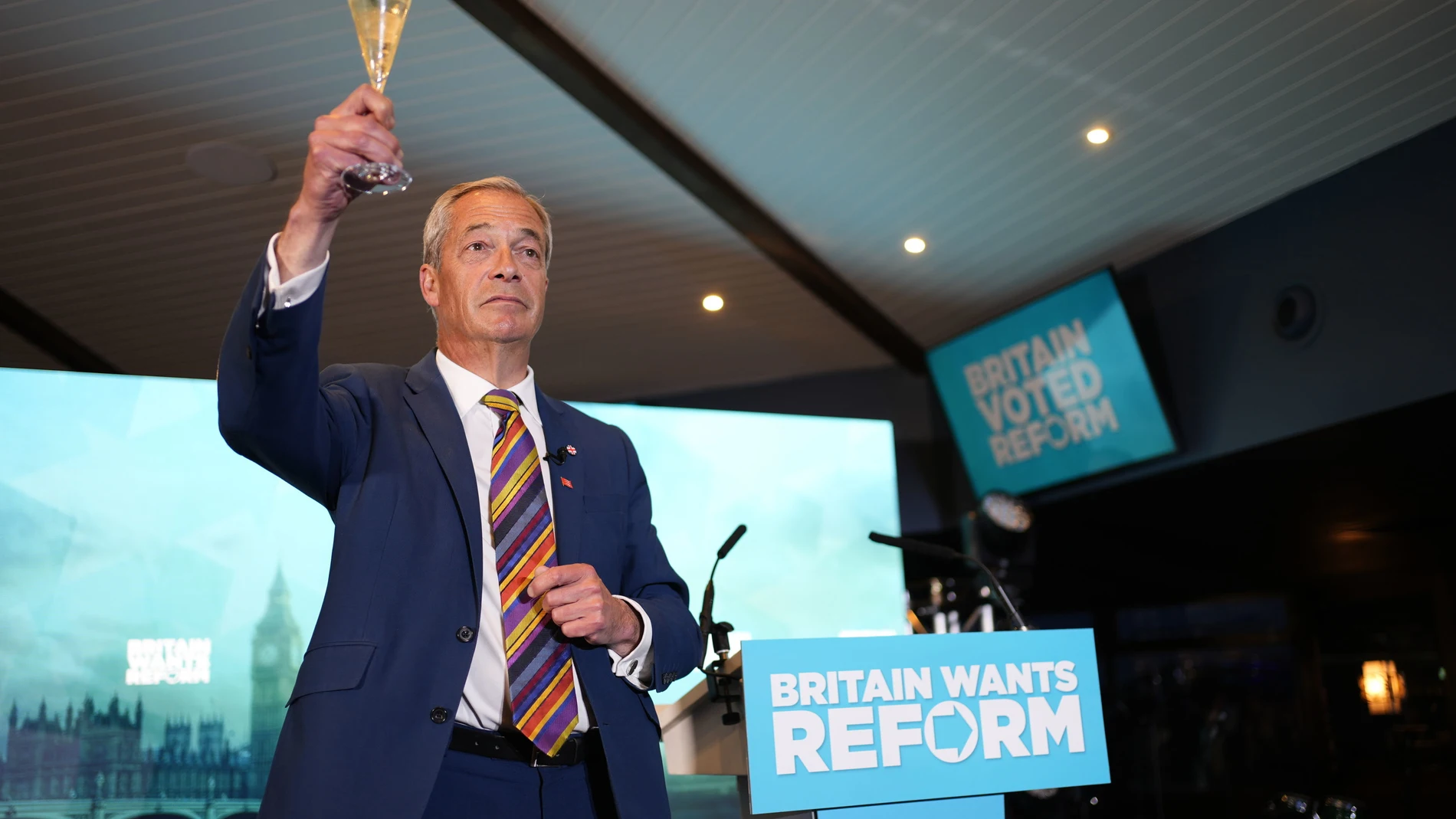 Nigel Farage bajo investigación por un regalo de cinco millones de libras
